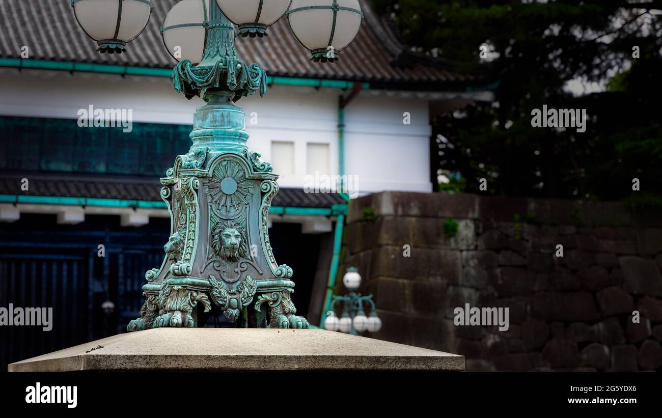 Il palo della lampada sul ponte Seimon Ishibashi del Palazzo Imperiale, residenza dell'Imperatore Giapponese, a Tokyo, Giappone. Foto Stock