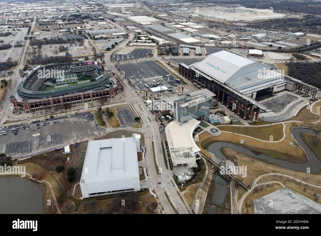 Una vista aerea del Globe Life Field e del Globe Life Park, venerdì 1 gennaio 2021, ad Arlington, Text. Foto Stock
