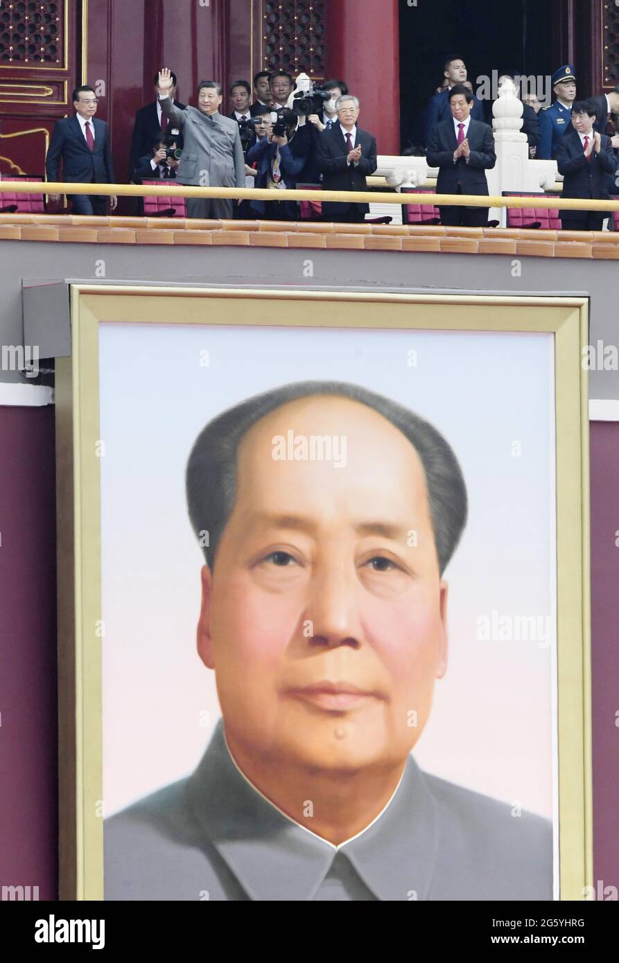 Pechino, Cina. 1 luglio 2021: Il presidente cinese Xi Jinping (2° da L in prima fila) ondeggia accanto al suo predecessore Hu Jintao (3° da L in prima fila) Mentre si è levati in piedi sopra un ritratto gigante del defunto leader cinese Mao Zedong durante un evento per celebrare il centesimo anniversario della fondazione del Partito Comunista il 1 luglio 2021, in Piazza Tiananmen a Pechino. (Kyodo)==Kyodo Photo via Credit: Newscom/Alamy Live News Foto Stock