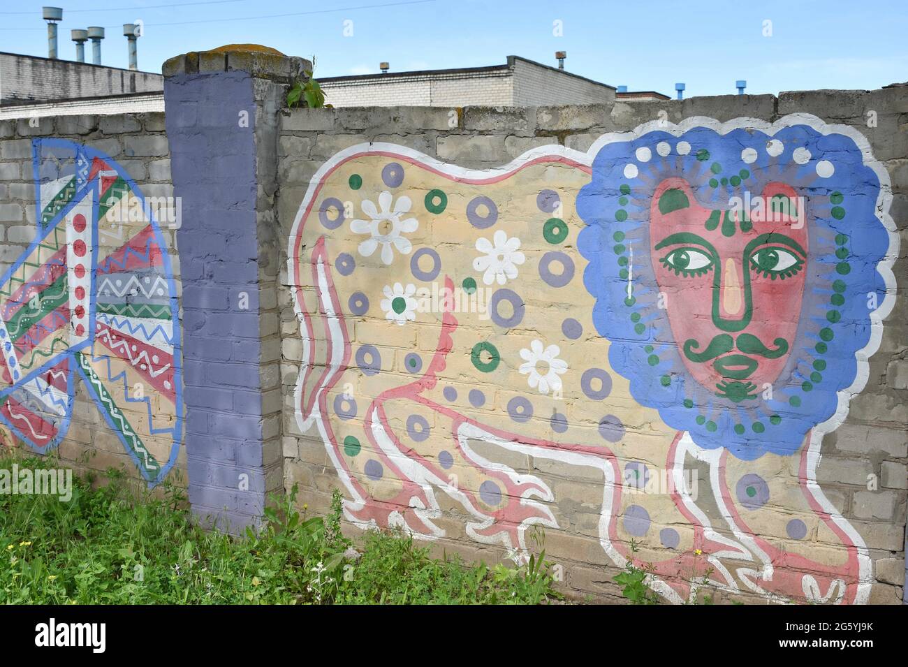 Kramatorsk, Donetskaya, Ucraina. 20 Giugno 2021. La pittura di arte di strada è vista su un muro nella parte centrale del Kramatorsk. La cultura dell'arte di strada dell'Ucraina è audace e rinfrescante e mostra il potente spirito della gioventù della nazione. Gli artisti mescolano perfettamente le influenze sovietiche con le pietre di contatto familiari come la cultura hip-hop americana e l'espressionismo astratto, una sorta di fusione con le tradizioni artistiche a volte nazionali. I pittori d'arte di strada nella moderna Ucraina viaggiano spesso da ovest a est, parte del paese, per rendere le strade della città più colorate e curiose. (Credit Image: © Andriy Andriyenko/SOPA Foto Stock