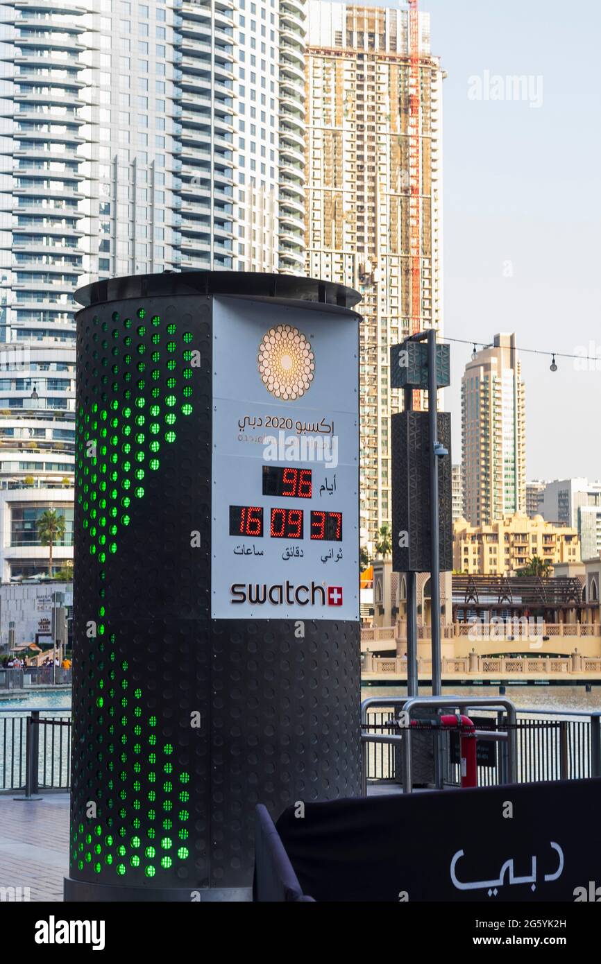 Dubai, Emirati Arabi Uniti - 06.26.2021 - Tiro di una torre dell'orologio EXPO 2020 contuntdown situata nel centro di Dubai. Foto Stock