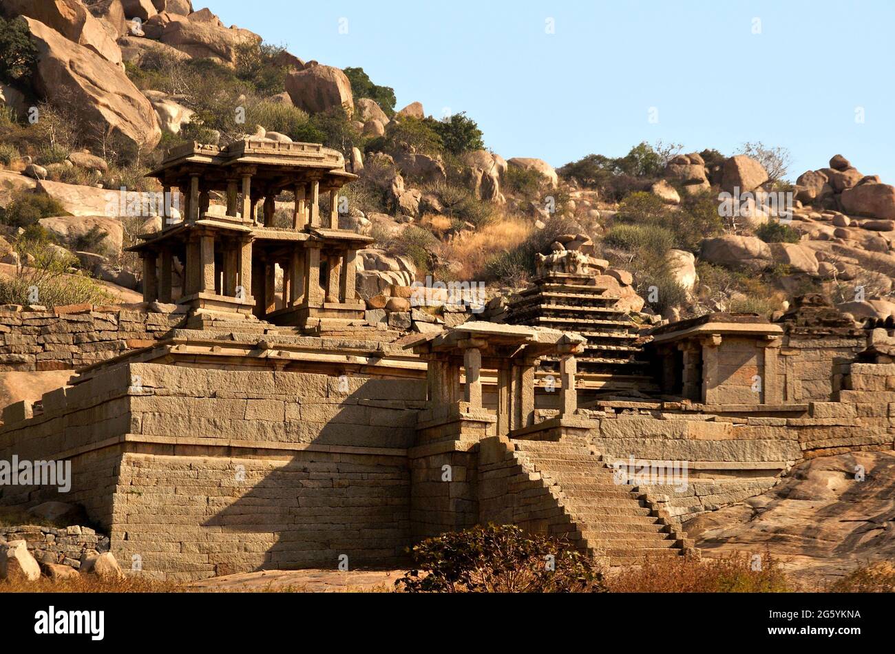 Bellissima vista della sorprendente Hampi le sue rovine. Hampi, indicato anche come il gruppo di monumenti di Hampi, è un sito Patrimonio Mondiale dell'UNESCO si trova in ea Foto Stock