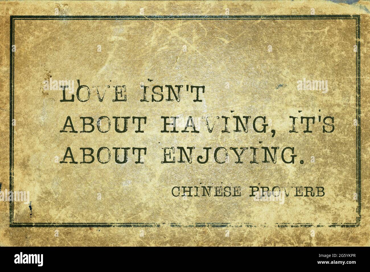 L'amore non è circa avere, esso è circa godendo - proverbio cinese antico stampato su cartone vintage grunge Foto Stock