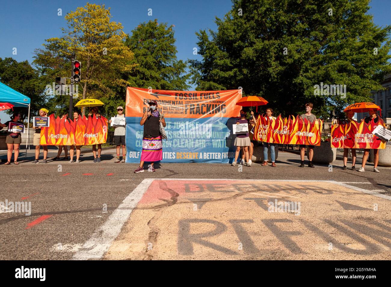 Washington, DC, Stati Uniti. 30 giugno 2021. Nella foto: Un protestante indigeno della Louisiana discute gli effetti dei gasdotti e dell'estrazione dei combustibili fossili, mentre i dimostranti bloccano l'ingresso alla Casa Bianca. La protesta ha invitato l’amministrazione e il Congresso di Biden a dare priorità alla giustizia climatica e ai diritti indigeni e a fermare l’ulteriore sviluppo dell’estrazione dei combustibili fossili. Credit: Alison Bailey/Alamy Live News Foto Stock