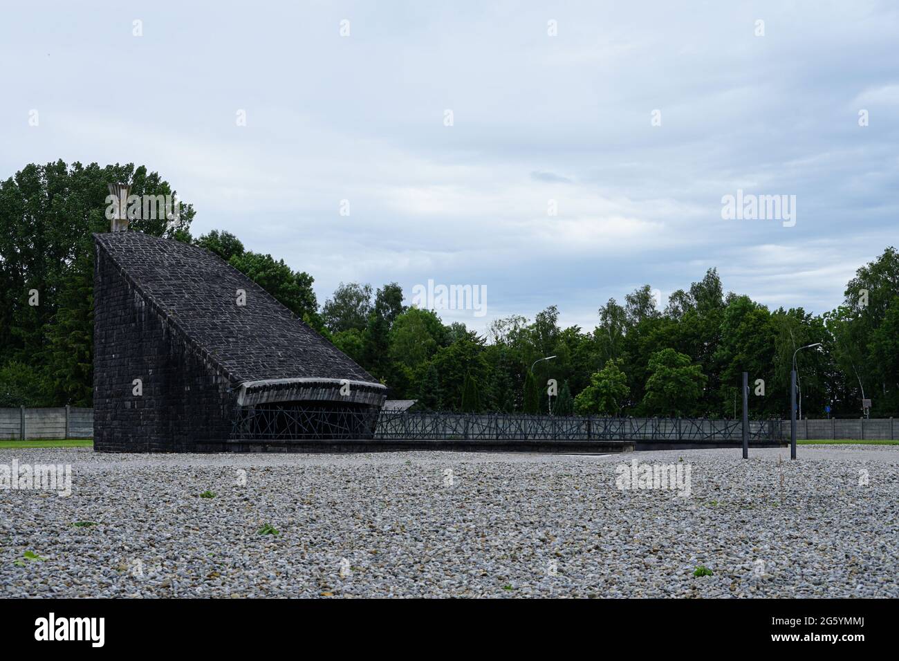 Jewish Shoah Memorial presso il campo di concentramento di Dachau, progettato da Zvi Guttmann, conduce lungo una rampa per commemorare l'annientamento del gioiello europeo. Foto Stock