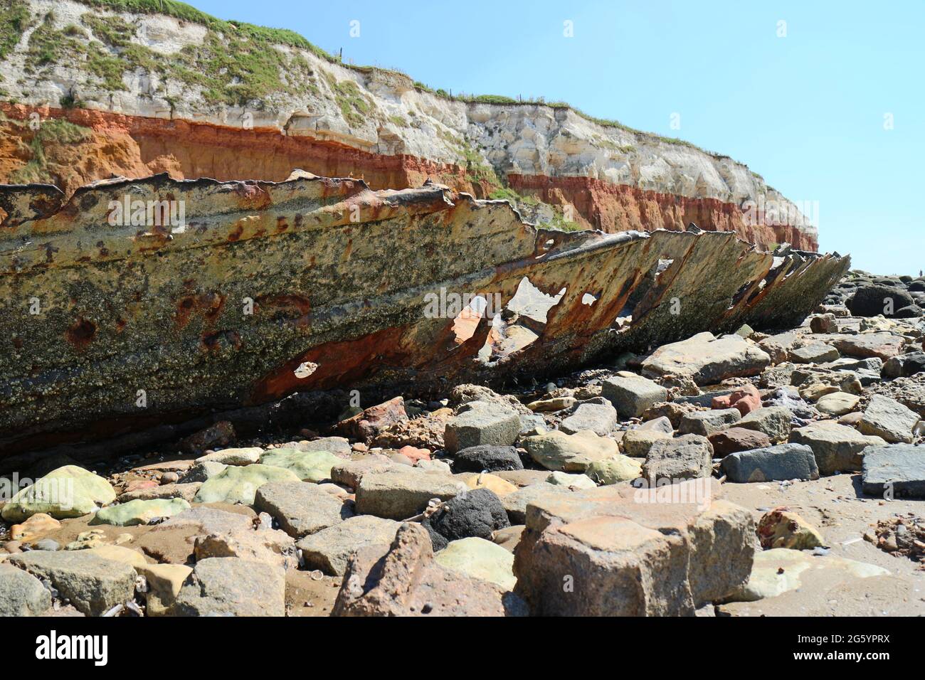 Scogliere di gesso di Hunstanton con il relitto del Steam Trawler Sheraton Foto Stock