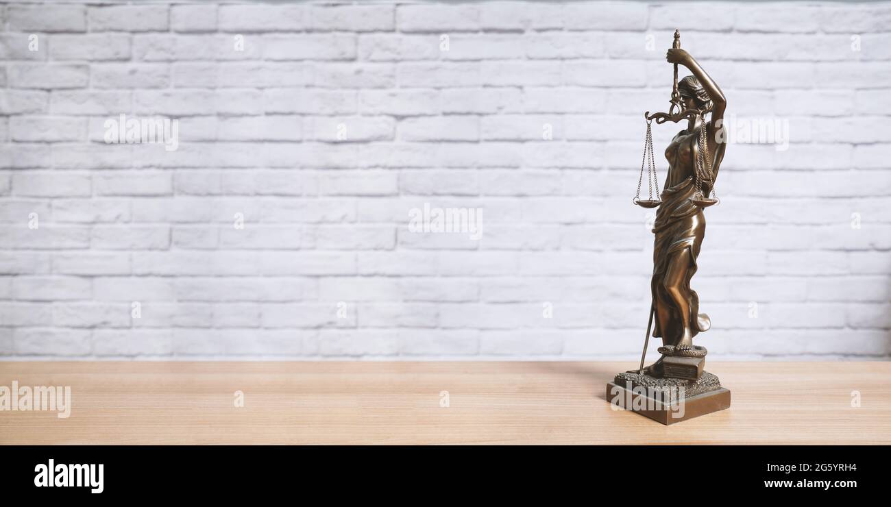 Lady Justice o Justitia statua sulla scrivania - giurisdizione legale Foto Stock