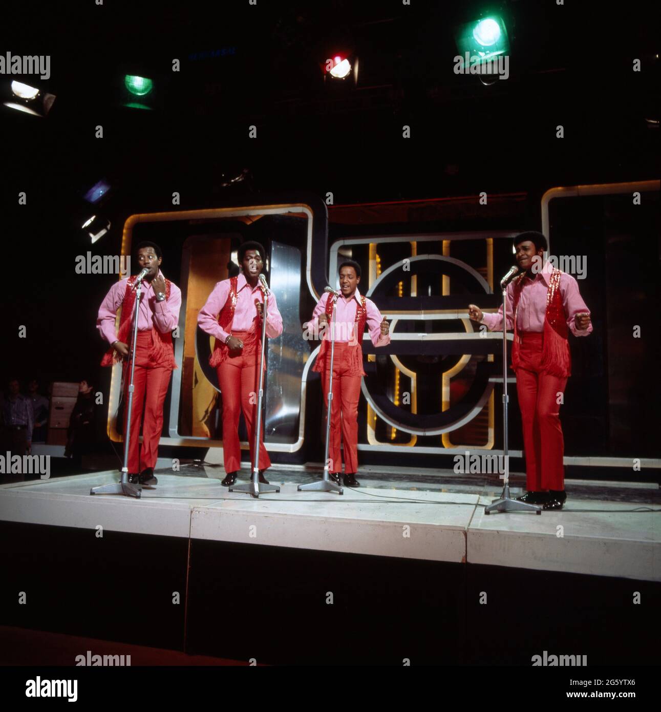 The Four Tops, afro-amerikanische Soul Band mit den Sängern: Levi Stubbs, Renaldo Benson, Abdul Fakir, Lawrence Peyton, bei einem Auftritt, circa 1970. The Four Tops, Afro-American Soul Vocal Band, Levi Stubbs, Renaldo Benson, Abdul Fakir, Lawrence Peyton, sul palco circa 1970. Foto Stock