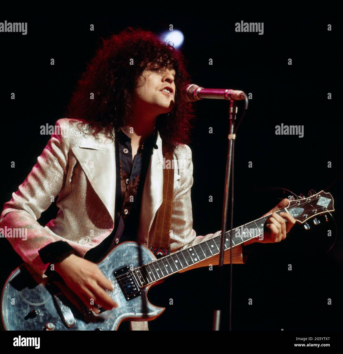 Marc Bolan, Sänger und Gitarrist der britische Glamrock Band T.Rex, bei einem Auftritt, 1971. Marc Bolan, cantante, chitarrista e fondatore della Glamrock Band T Rex, performance 1971. Foto Stock