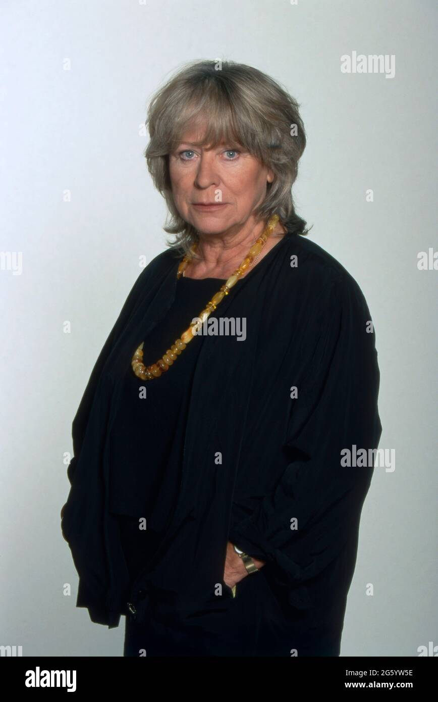 Margarethe von Trotta, deutsche Regisseurin, Schauspielerin, Drehbuchautorin, Ritratto bei der Pressekonferenz zu ihrem Fernseh-Dreiteiler: Jahrestage, 2000. Margarethe von Trotta, regista, attrice e sceneggiatore tedesco, ritratto alla conferenza stampa per il tris-parter televisivo: Jahrestage, 2000. Foto Stock