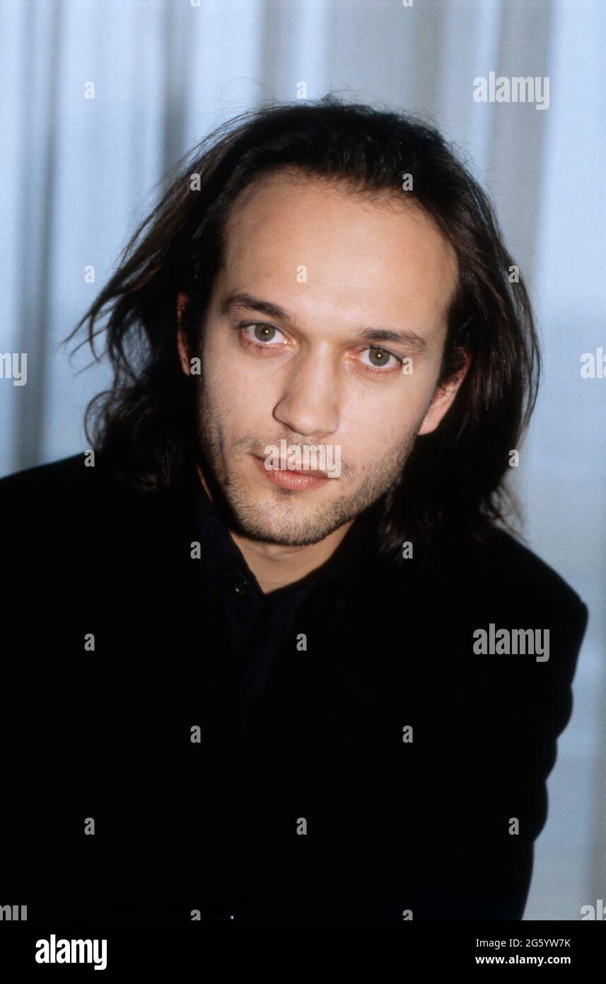 Vincent Perez, Schweizer Schauspieler, Regisseur, Drehbuchautor, Filmproduzent, Hier bei der Pressekonferenz zum Film: Il Crow 2, Città degli Angeli, darin spielt er die Rolle des Ashe Corven, Ritratto 1996. Vincent Perez, attore, regista, sceneggiatore e produttore svizzero di film, qui alla conferenza stampa del film: The Crow 2, ritratto 1996. Foto Stock