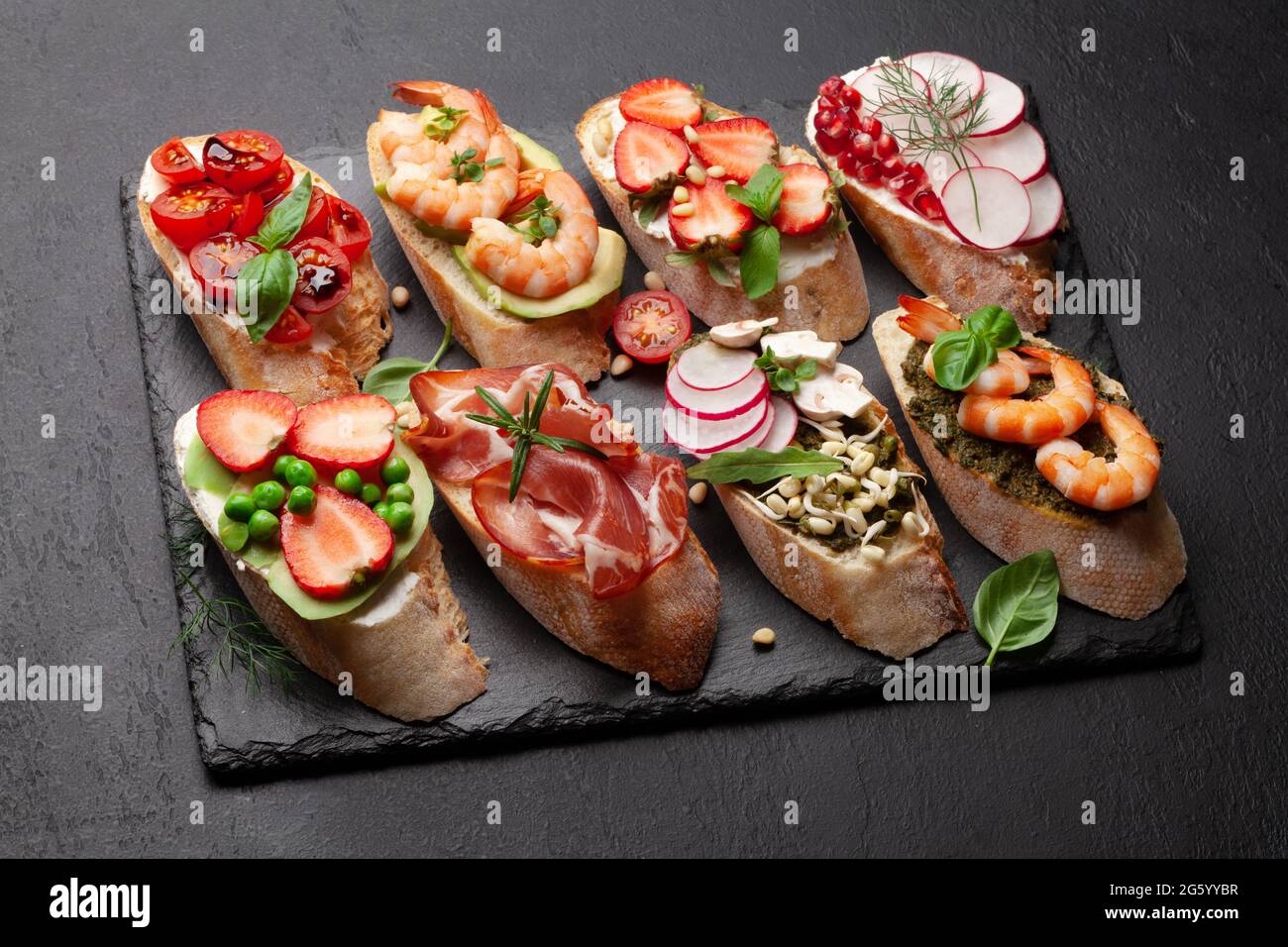 Antipasti a bordo con tapas spagnole tradizionali. Antipasti italiani bruschetta spuntini Foto Stock