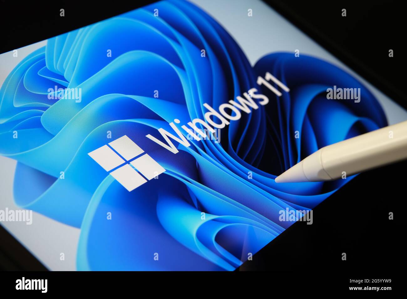 Il logo di Windows 11 viene visualizzato sullo schermo del tablet e l'utente lo punta con lo stilo. Stafford, Regno Unito, 1 luglio 2021 Foto Stock