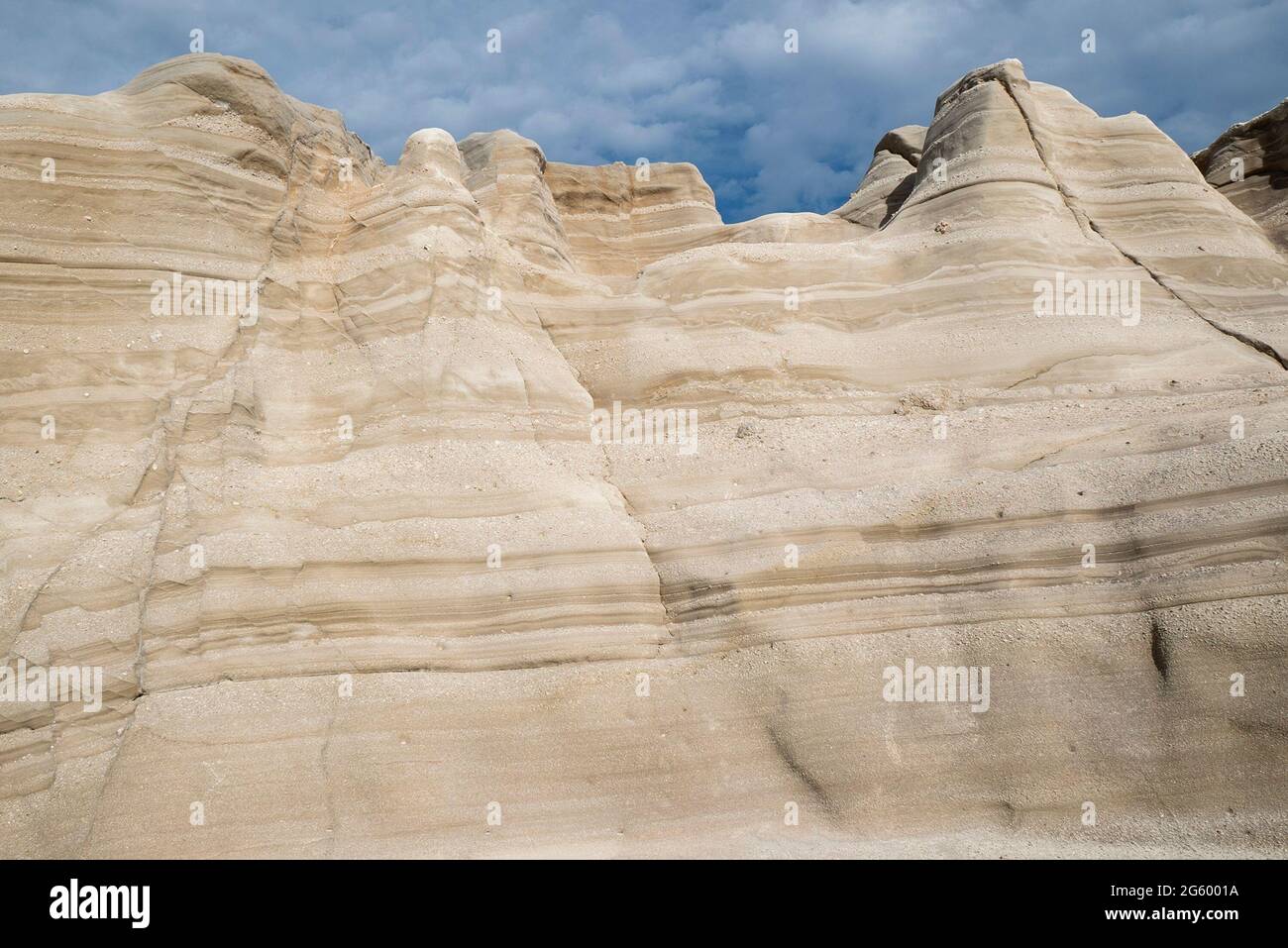 The Wave Sculpted Rocks of the Beach a Sarakiniko Beach sull'isola di Milos, Grecia Foto Stock