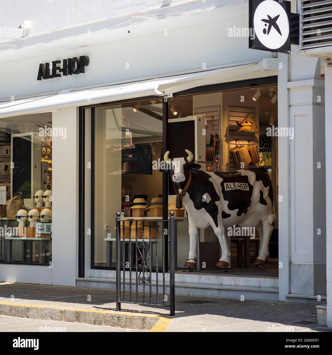 Mijas, Malaga, Spagna. 05/06/2021. façade della porta d'ingresso del negozio Haleop senza acquirenti nella città di Mijas, Malaga, Spagna. Foto Stock