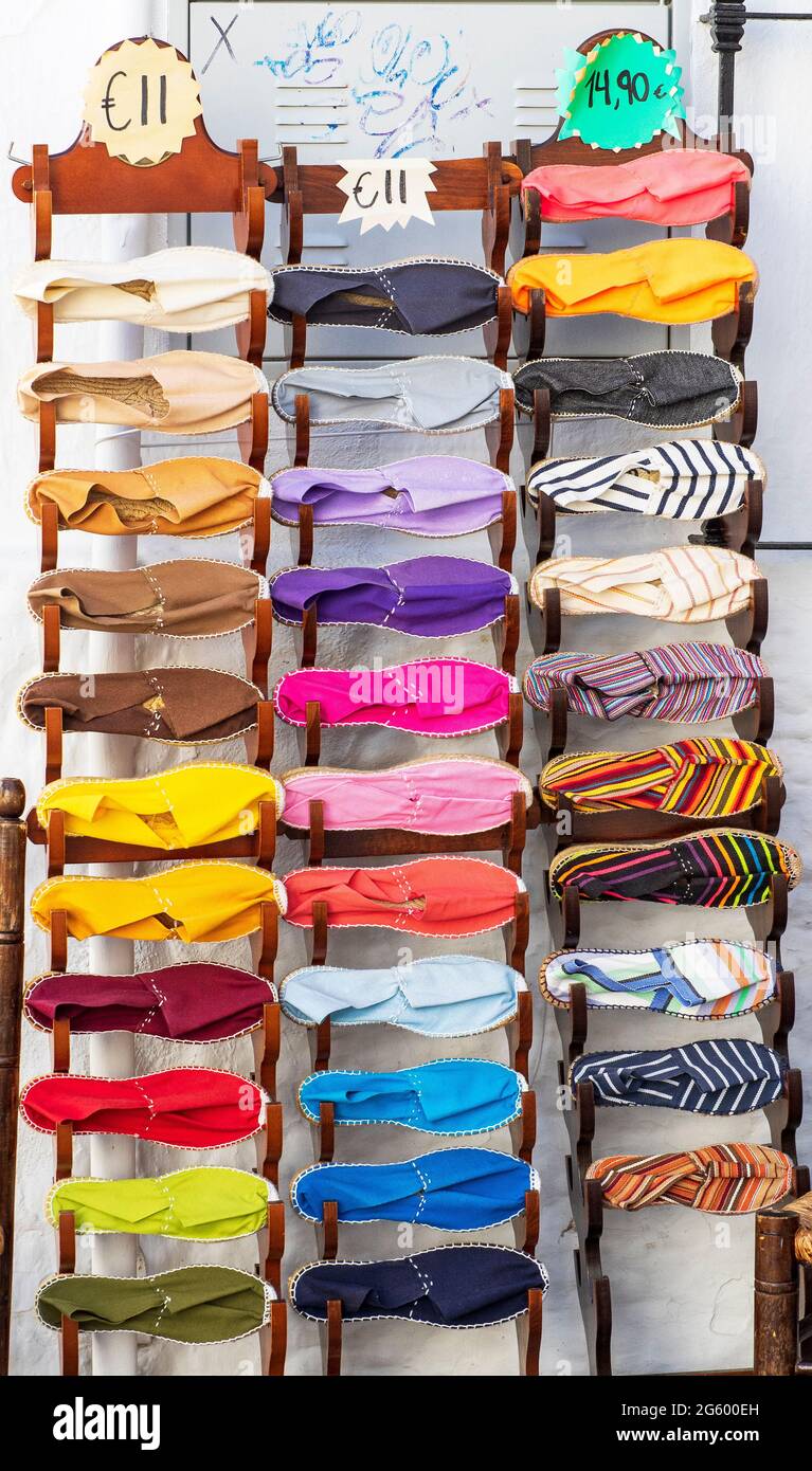 Esposizione di un negozio di calzature con alpargati di vari colori. Foto Stock