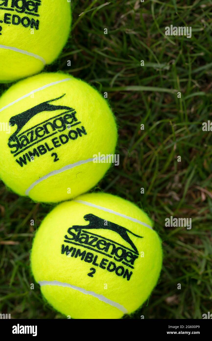 LONDRA, UK - Giugno 2021: Palla ufficiale di wimbledon Tennis Slazenger su erba Foto Stock