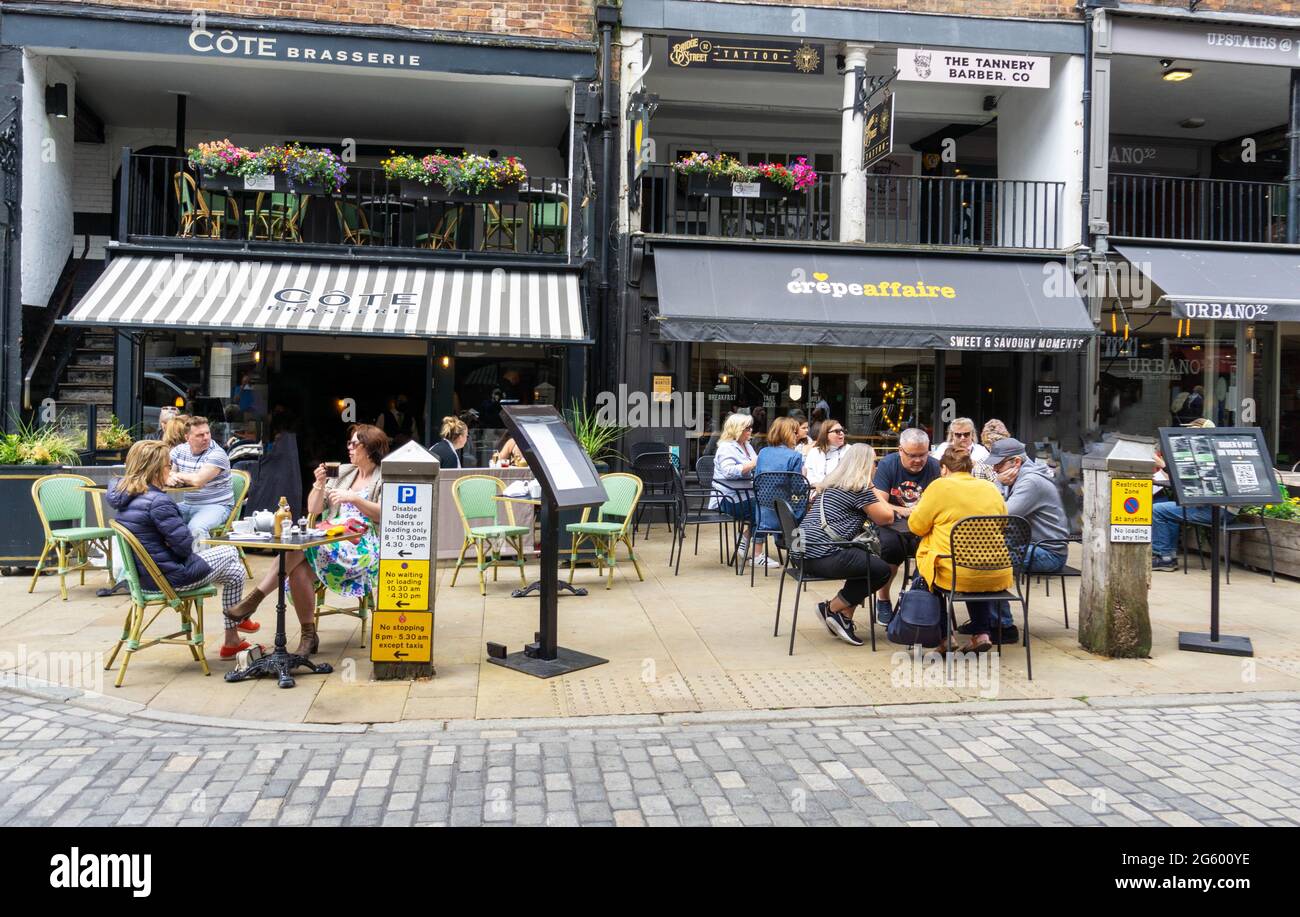Goditi un pranzo all'aperto in una giornata di sole a Chester Foto Stock