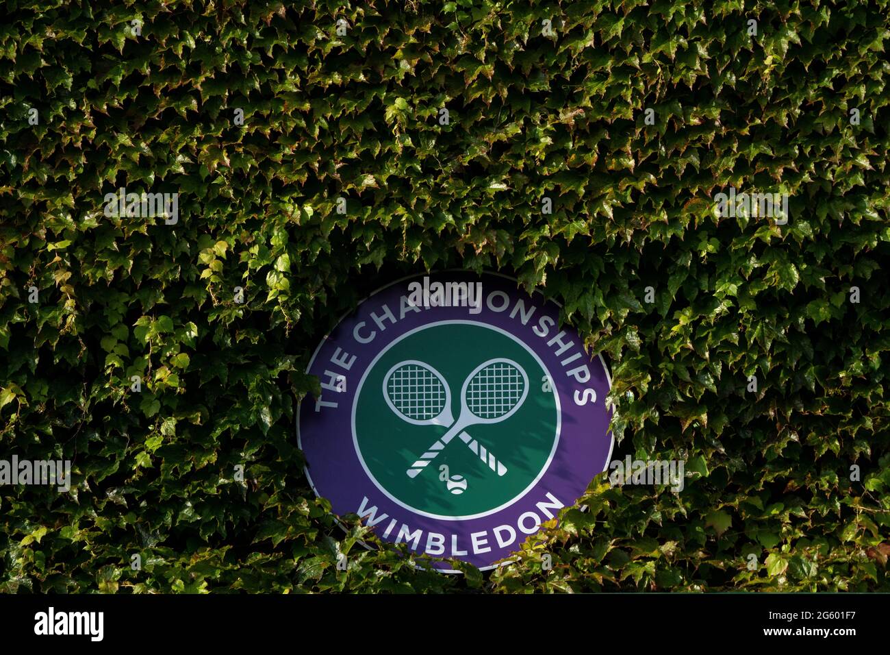 Il logo Campionships ambientato nell'edera all'esterno del Centre Court il quarto giorno di Wimbledon all'All England Lawn Tennis and Croquet Club di Wimbledon. Data immagine: Giovedì 1 luglio 2021. Foto Stock