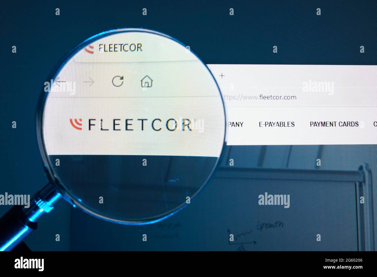 KIEV, UCRAINA - 30 giugno 2021. Sito FleetCor Technologies con lente di ingrandimento. Editoriale. Foto Stock