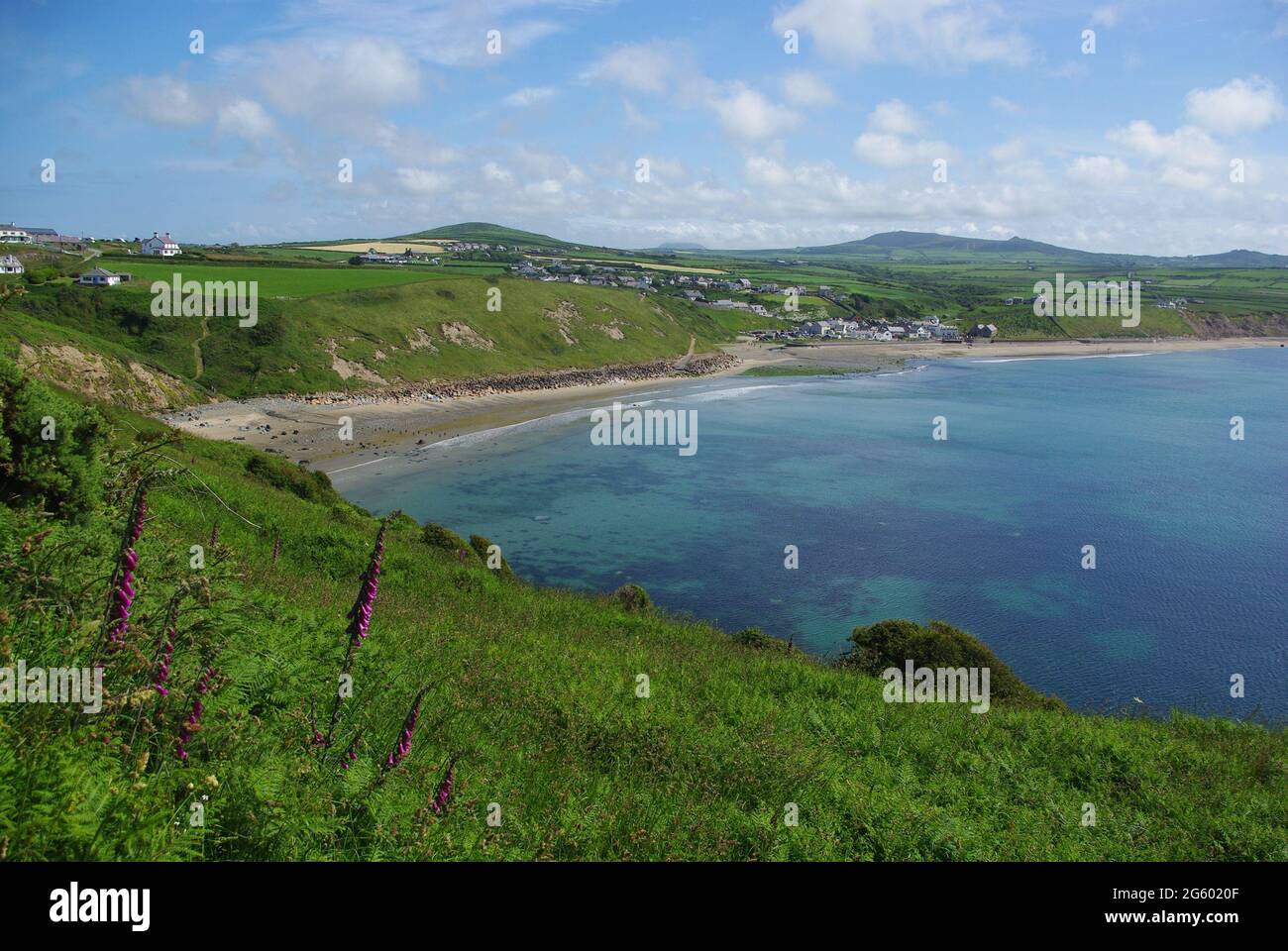 Spiaggia di Aberdaron vista dal sentiero costiero nell'estate 2021, Penisola di Llyn, Gwynedd, Galles del Nord, Regno Unito, Europa. Foto Stock