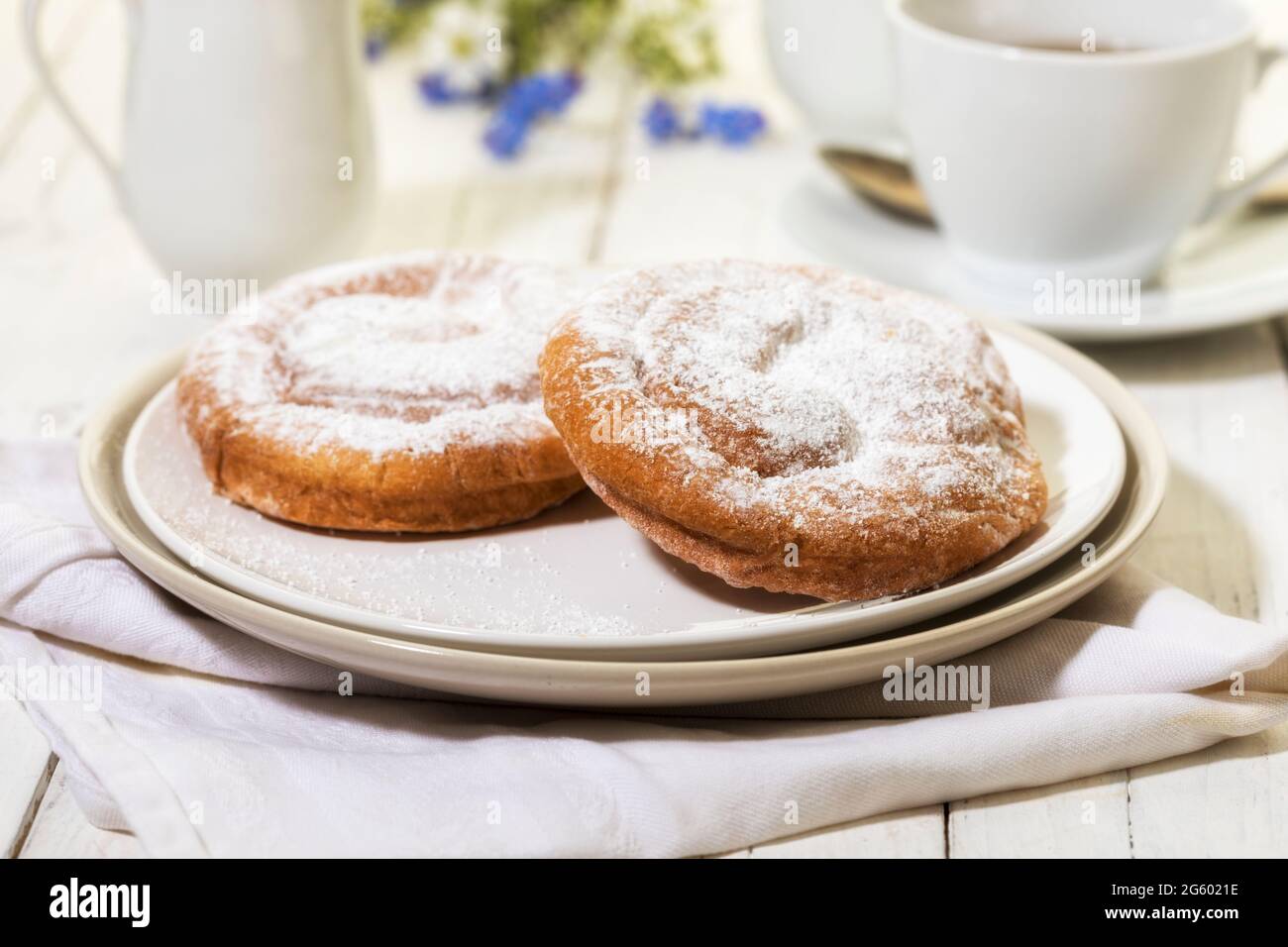 Pasticceria spagnola a spirale, Ensaimadas di Maiorca, su tavolino da caffè Foto Stock