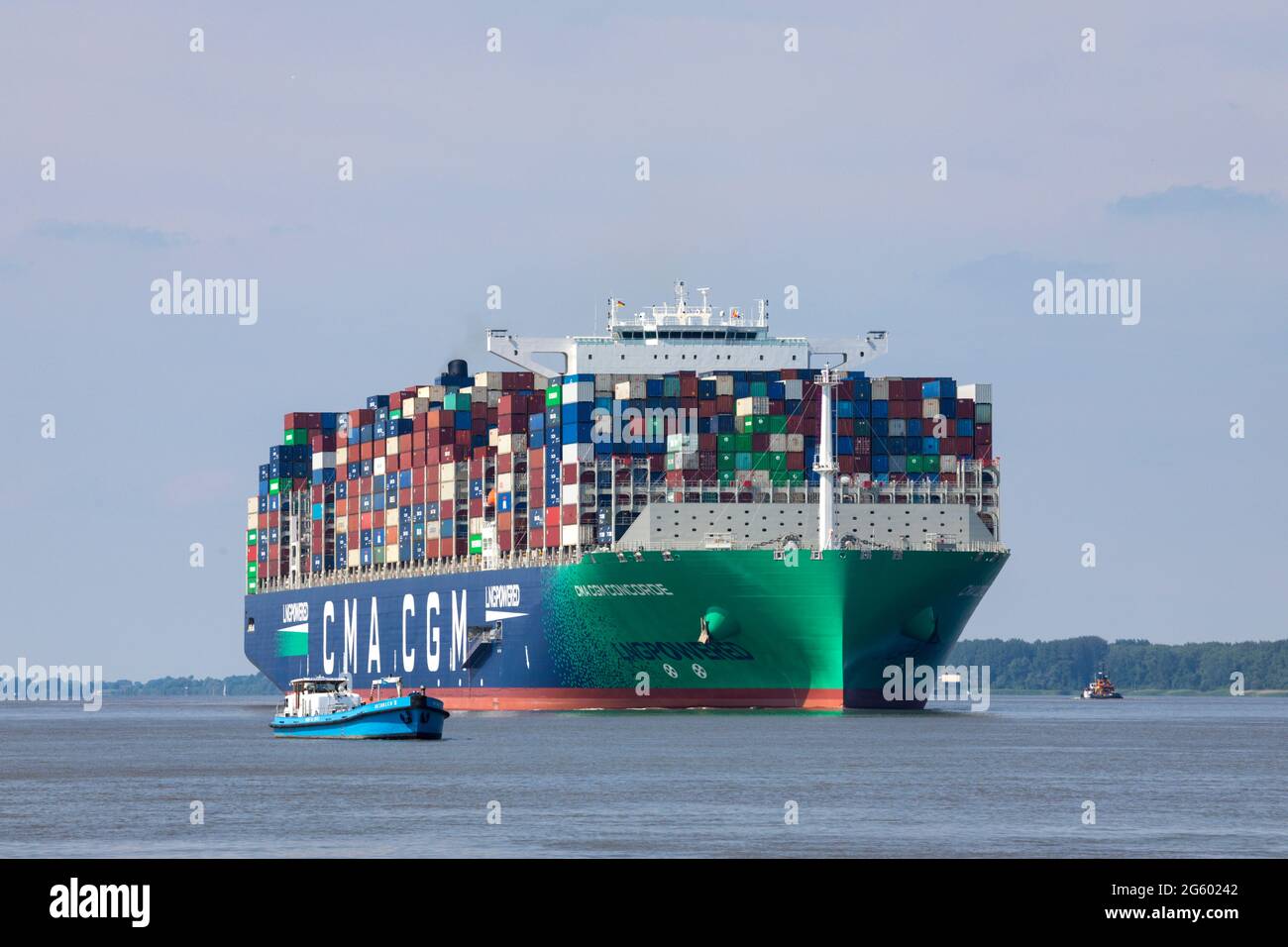 Stade, Germania - 25 giugno 2021: Una delle nove navi gemelle e le più grandi navi alimentate da GNL del mondo, nave container CMA CGM CONCORDE sul fiume Elba h. Foto Stock