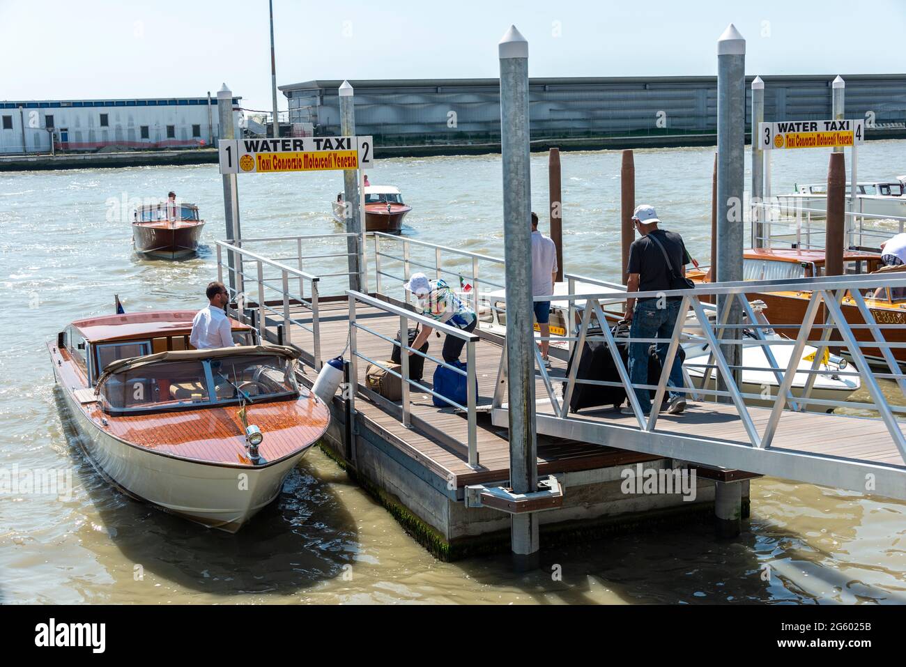 I visitatori noleggiano uno dei numerosi taxi acquei privati che operano  tra Venezia e l'aeroporto Marco Polo vicino Venezia in Italia Foto stock -  Alamy