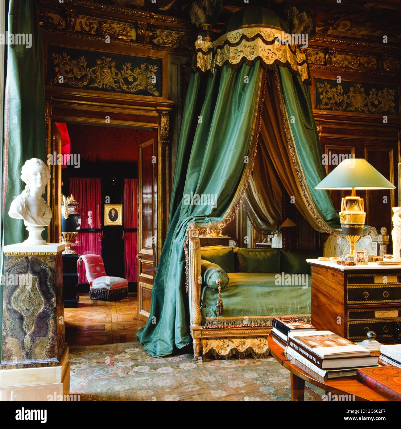 Letto da giorno con baldacchino in camera in stile Regency Foto Stock