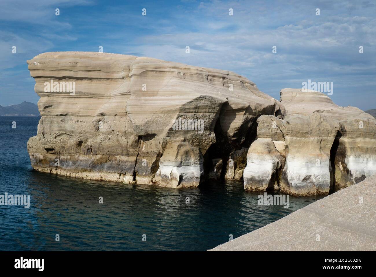 The Wave Sculpted Rocks of the Beach a Sarakiniko Beach sull'isola di Milos, Grecia Foto Stock