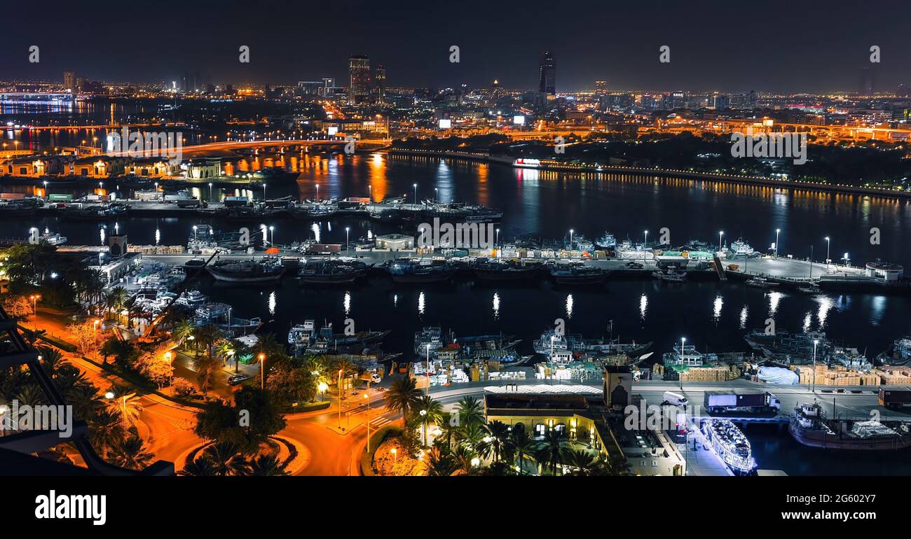 Incredibile paesaggio urbano di Dubai e acqua Molo della Marina di Dubai di notte Foto Stock