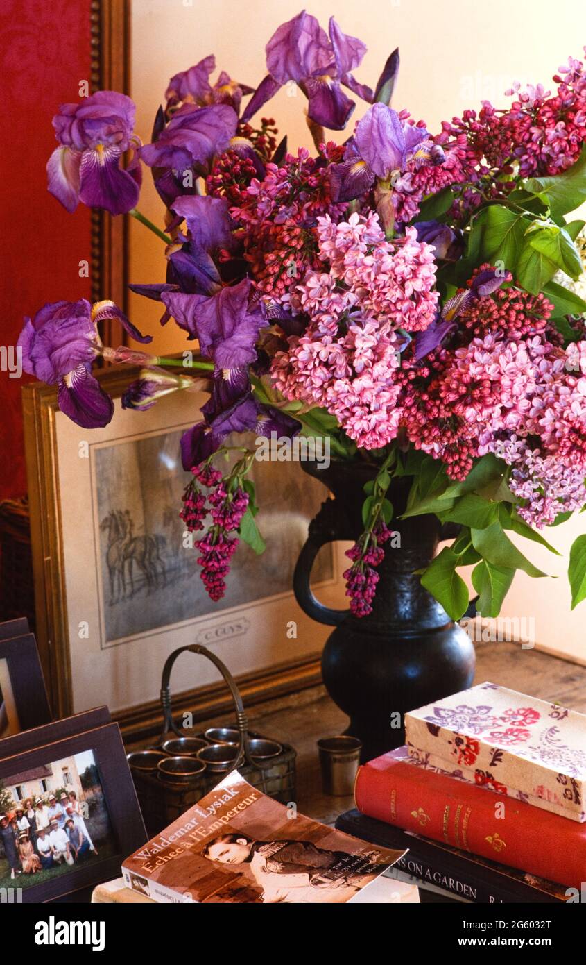 Disposizione dei fiori rosa e viola Foto Stock