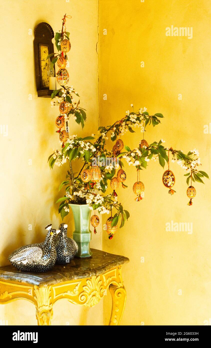 Fiori e ornamenti di uccelli sul tavolo Foto Stock