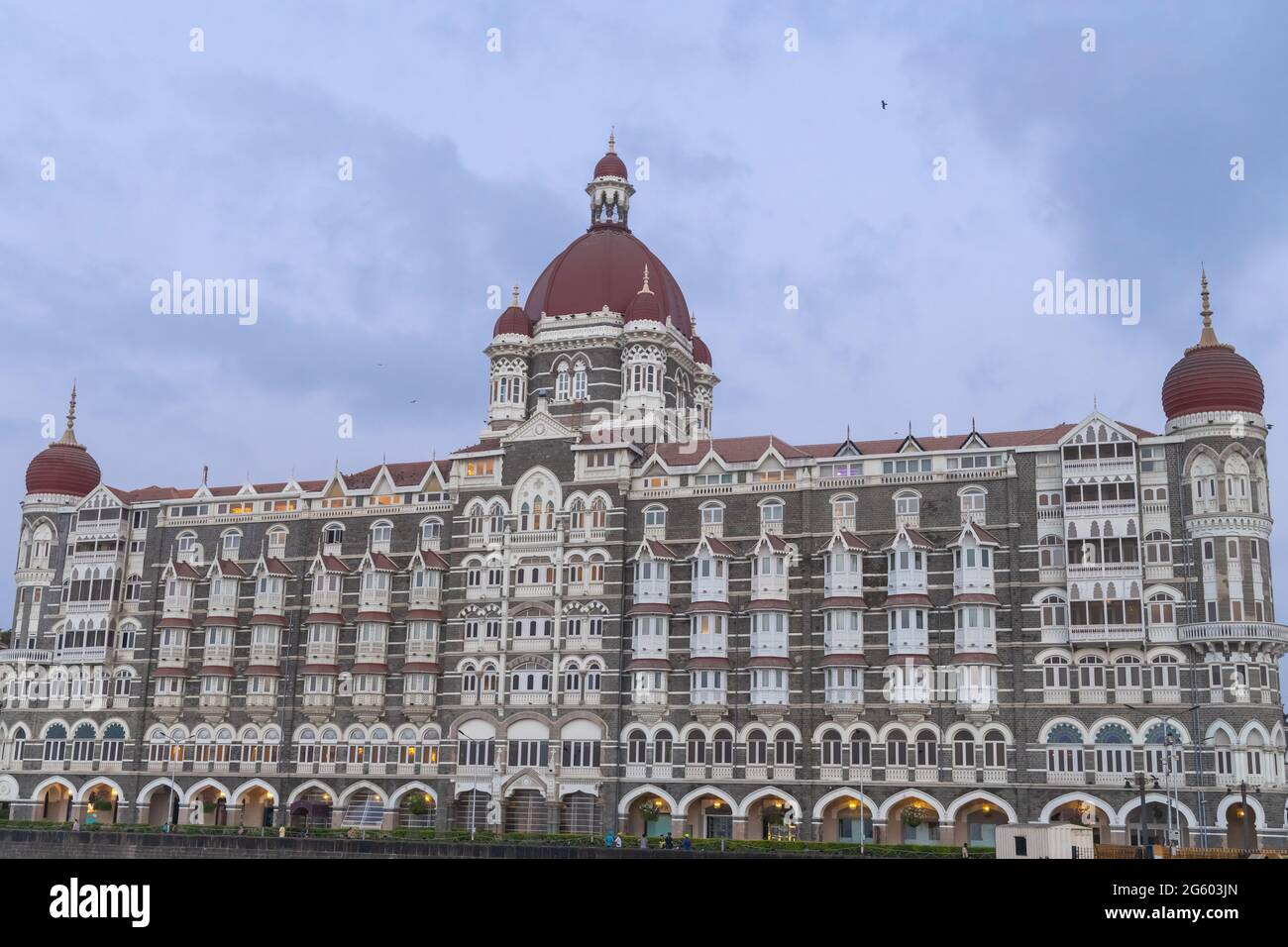 Una vista di prima mattina dell'Hotel Taj Mahal Palace, un hotel di lusso situato a Colaba a Mumbai Maharashtra India il 2 aprile 2021 Foto Stock