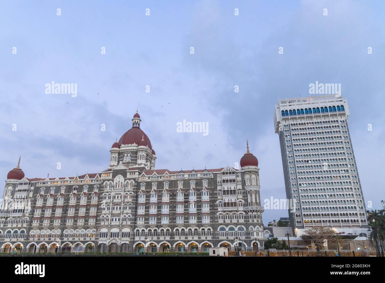 Una vista di prima mattina dell'Hotel Taj Mahal Palace, un hotel di lusso situato a Colaba a Mumbai Maharashtra India il 2 aprile 2021 Foto Stock