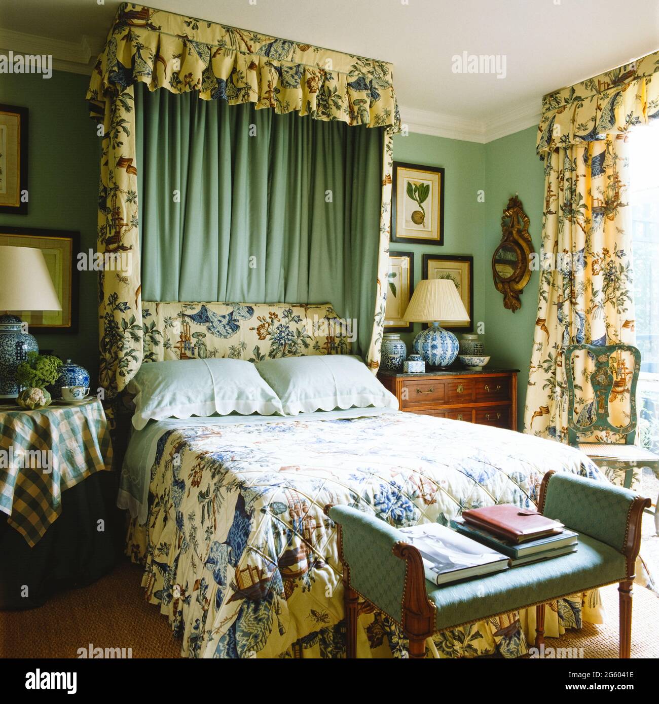 Camera in stile edoardiano con letto e tende coordinati Foto stock - Alamy