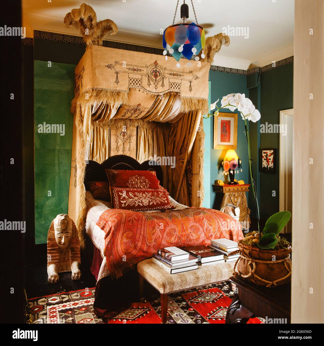 Letto a baldacchino con struttura in stile vittoriano camera da letto Foto Stock