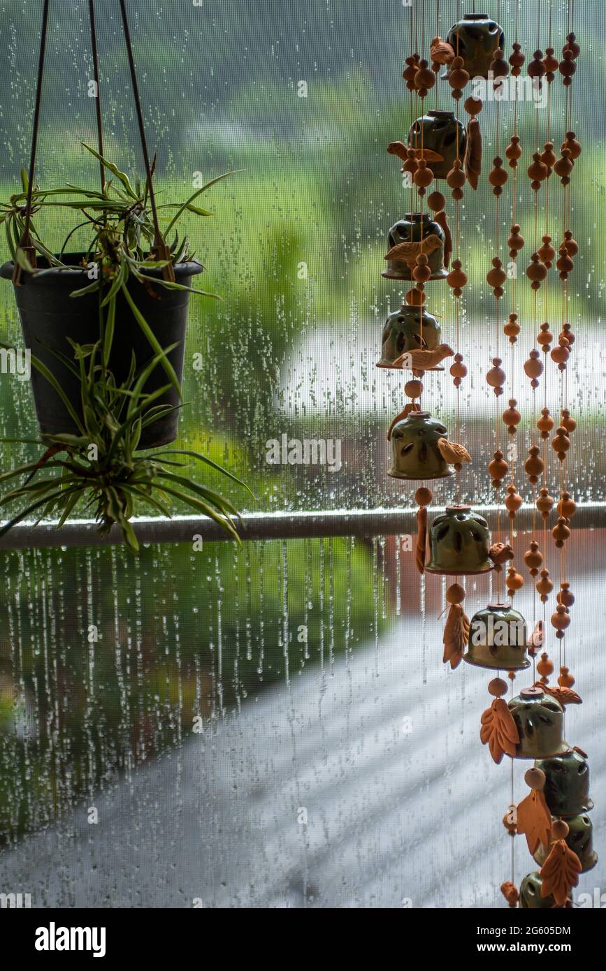 Momenti monsonici - una vista dal balcone Foto Stock