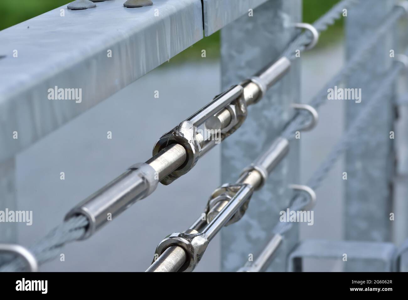 Barriera per funi sul ponte e tenditore per la regolazione. Estate. Foto Stock