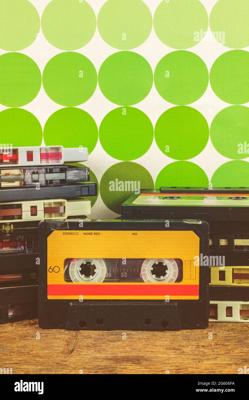 Immagine in stile retrò di cassette audio compatte vintage su un tavolo di legno Foto Stock