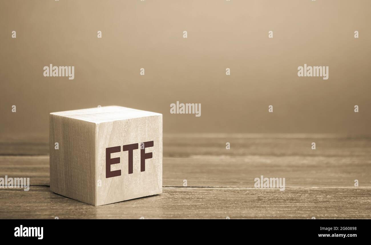 Blocchi di legno ETF - Exchange Traded Fund. Tipo di fondo di investimento e prodotto scambiato in borsa. Borse. Concetto di business e finanza Foto Stock