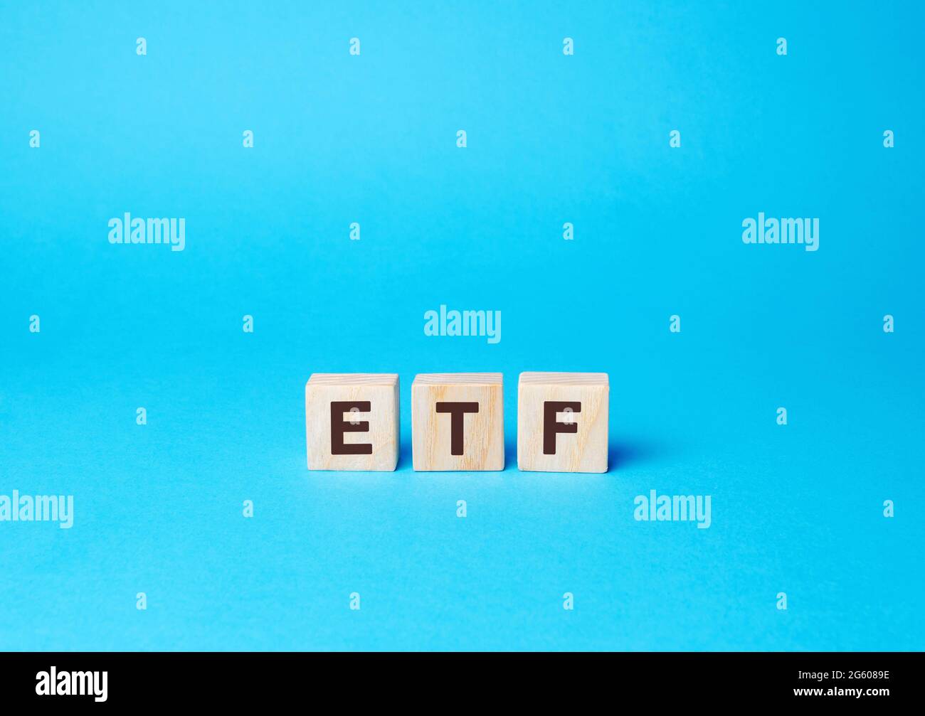 Blocchi di legno ETF - Exchange Traded Fund. Tipo di fondo di investimento e prodotto scambiato in borsa. Borse. Concetto di business e finanza Foto Stock