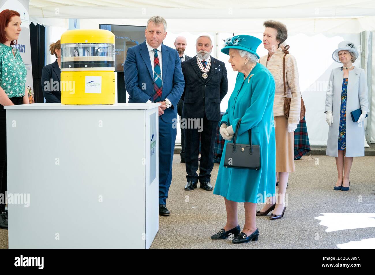 La regina Elisabetta II e la principessa Royal sono mostrate come un modello di convertitore di energia a onde durante una visita all'Edinburgh Climate Change Institute, come parte del suo tradizionale viaggio in Scozia per la settimana Holyrood. Data immagine: Giovedì 1 luglio 2021. Foto Stock