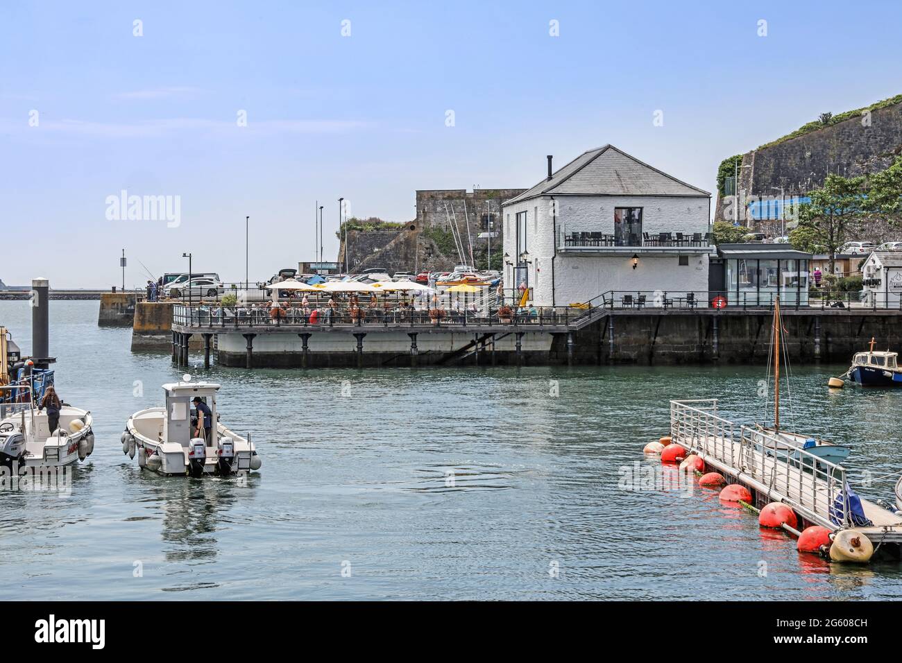 Con il blocco, le folle affollano caffè all'aperto e ristoranti come Pier Masters House a Phoenic Wharf, Plymouth Barbican. Aperto nel 2020 Foto Stock