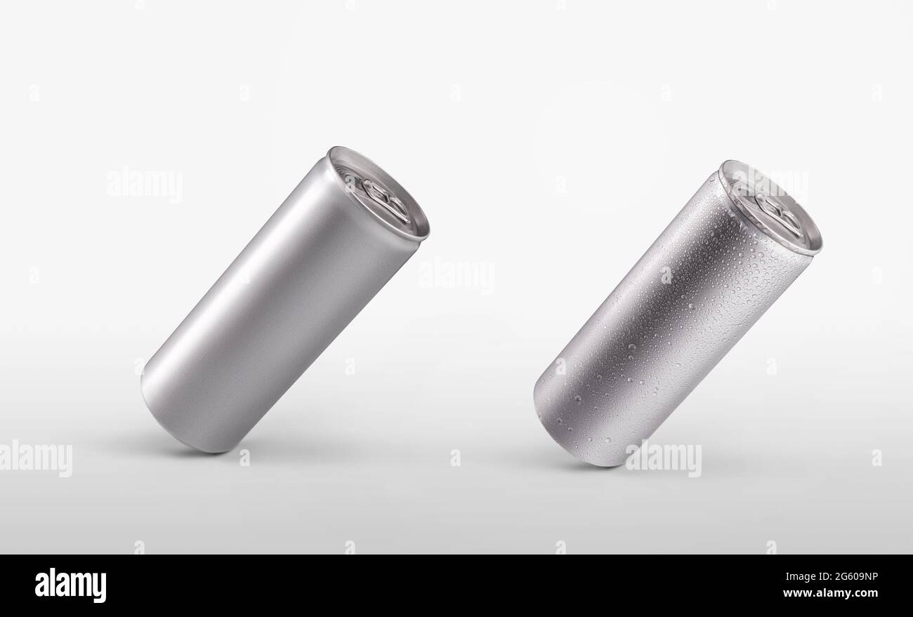 Set di una bottiglia di carbonato con una bevanda o alcool, una lattina con condensa d'acqua, isolata su sfondo. Mockup di contenitori in metallo con gocce per Foto Stock