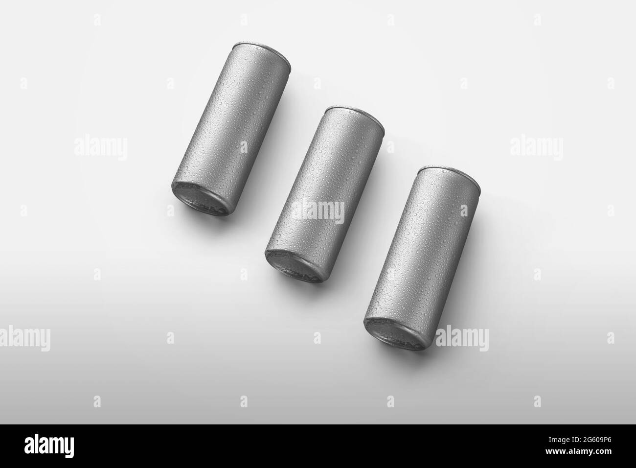 Stampo bottiglia di metallo con gocce di condensa, lattina con bevanda rinfrescante, birra o tonico, isolato su sfondo. Contenitore in alluminio mockup per pres Foto Stock