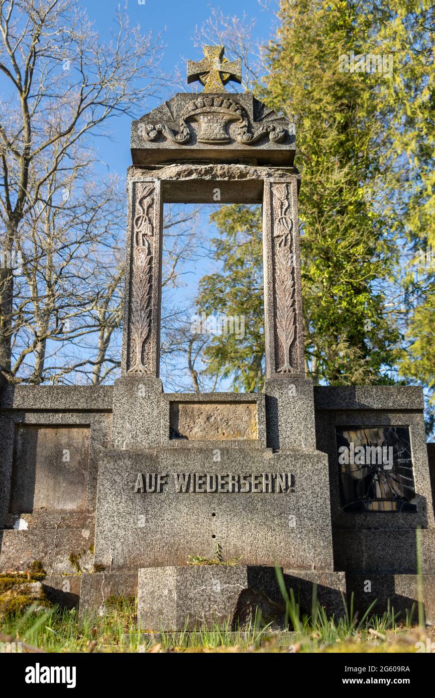 Una lapide nel cimitero con un'iscrizione in tedesco a presto! (Arrivederci!) Foto Stock