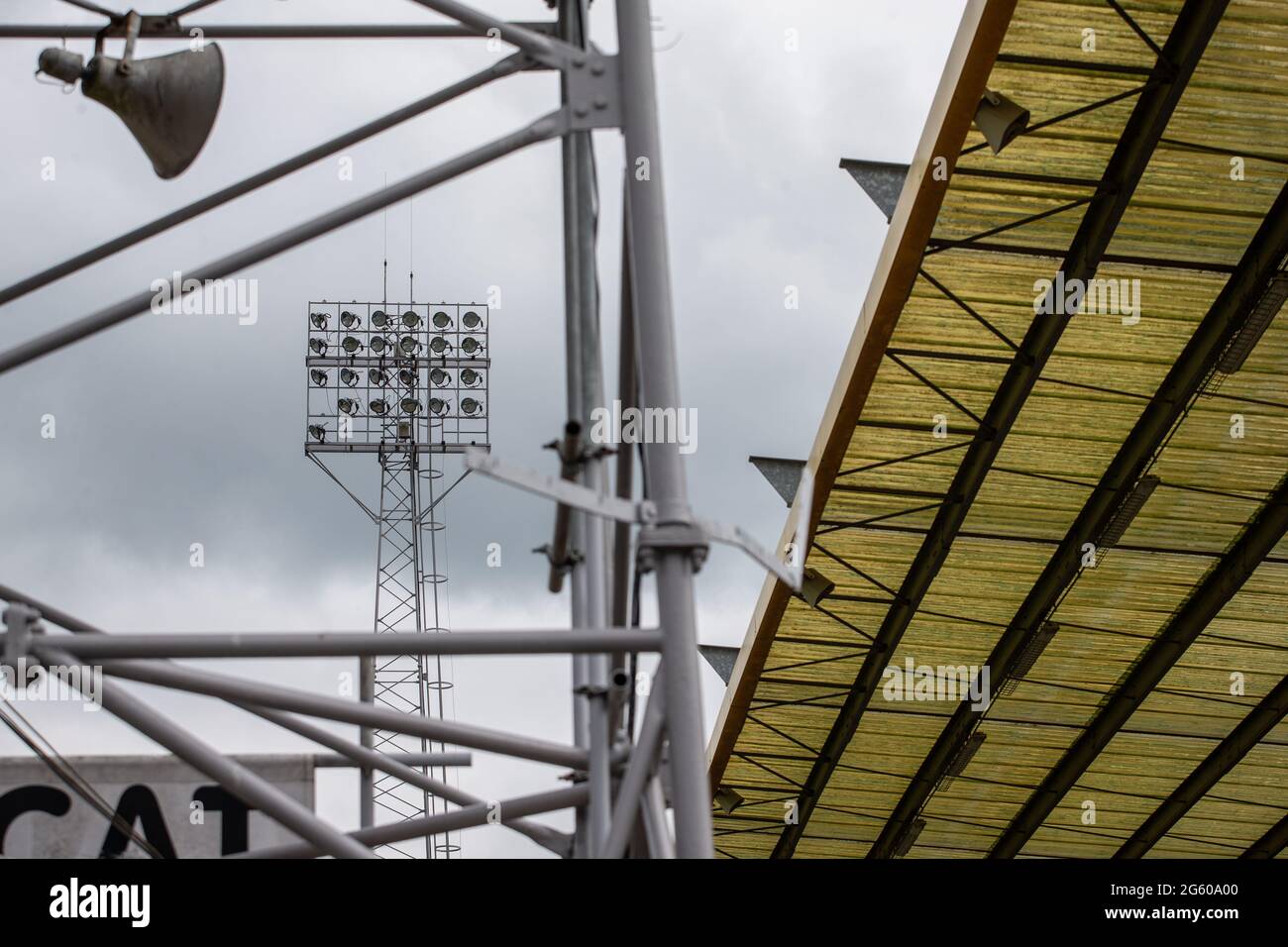 Guardando su un tradizionale stadio di calcio luci al campo di calcio inglese, Abbey Stadium hime del Cambridge United FC Foto Stock