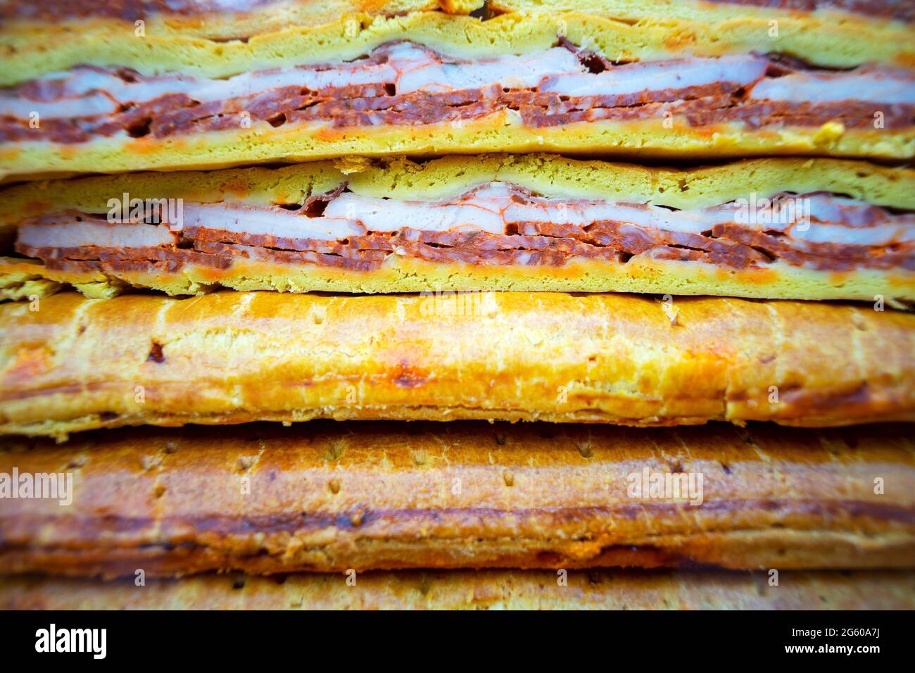 Gustoso spuntino spagnolo che è un tipo di pane con ripieno di carne. Foto Stock