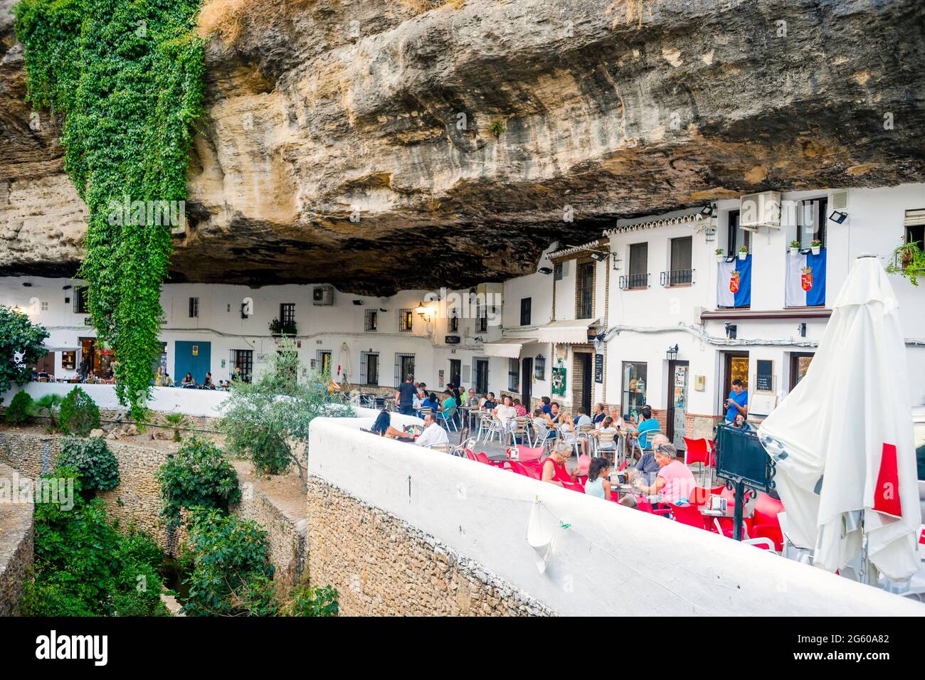 Case bianche costruite sotto la roccia a Setenil de las Bodegas, Andalusia, Spagna Foto Stock